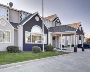 Отель Econo Lodge Inn & Suites Lewisville I-35  Льюисвилл